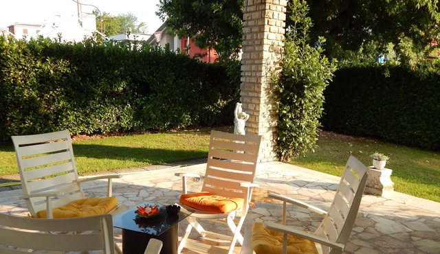 Villa Clotilde, garden with patio