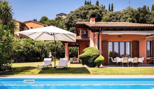 Villa con Giardino e Piscina Privata Sotto il Castello di Soiano