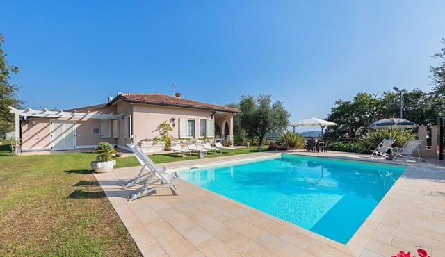 Villa Daniela with swimming pool and lake view