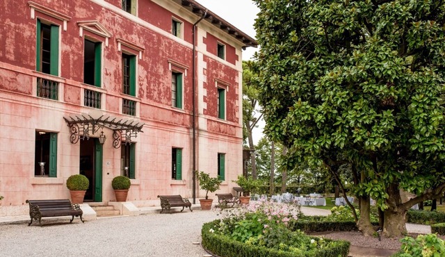 Villa dei Cipressi Wine Resort - Elegance between Vineyards and Lake