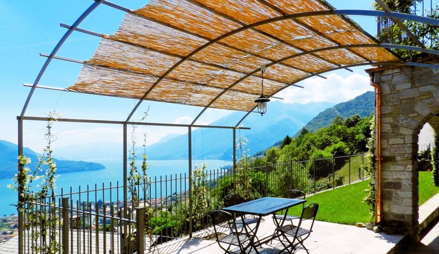 Villa for relaxing holidays with magnificent views of Lake Como