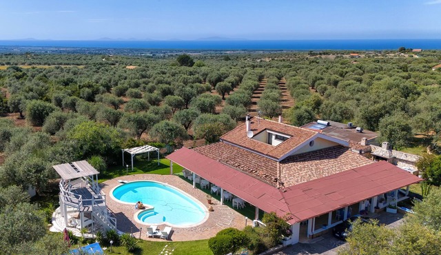 Villa 'Geridu Luxury Con 4 Camere' with Private Pool, Wi-Fi and Air Conditioning
