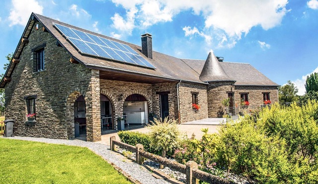 Villa in Biטvre with garden
