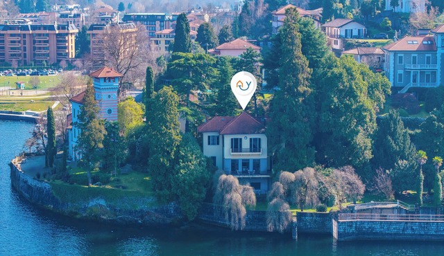 Villa Incanto Sul Lago: Lakefront, Garden & Balconies (Sleeps 7), Laveno Mombello, Italy