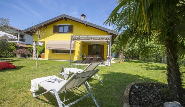 Villa La Dolce Vita: Lake Maggiore 3BR, Fenced Garden, Parking near Beaches, Leggiuno, Italy