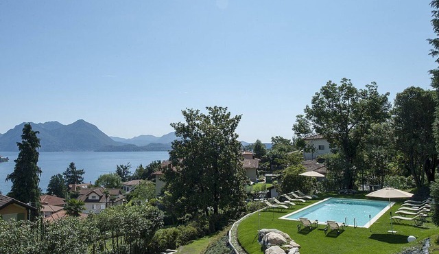 Villa Liside: A charming three-story villa situated on a promontory facing the lake, with Free WI-FI.