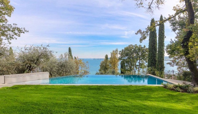 VILLA MICHELLE - Amazing view- Pool- Beach front