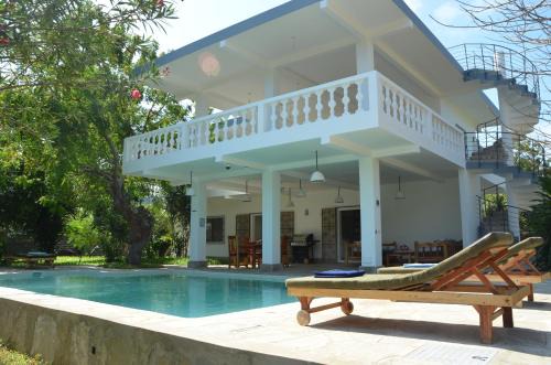 Villa Nika, between palm trees, beach and elephants