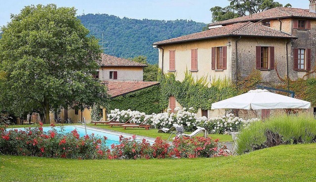 Villa Prodigio: A splendid seventeenth-century two-story historical villa located in the heart of the Franciacorta, with Free WI-FI.