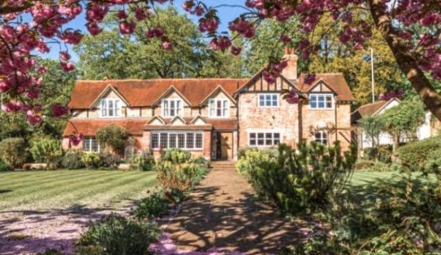 Villa sleeps 17 Historic Heritage 20mins away from Baker Street with HOT TUB Not for Event