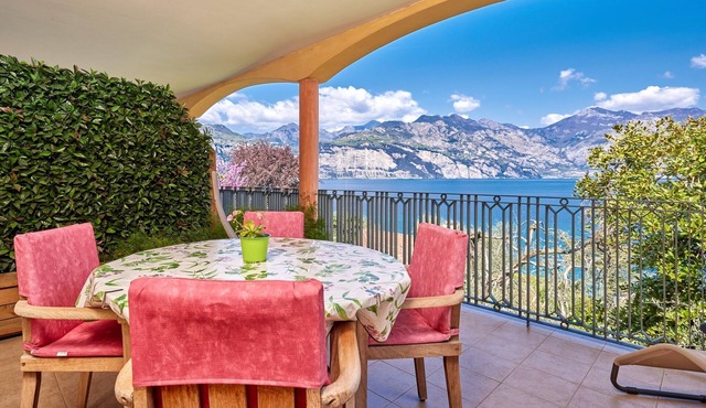 Villa Sopri - directly on the lake, with beautiful garden and pool CIN IT023045B4Y9EMQA9O