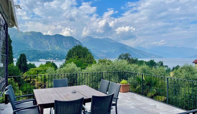 Villa with lake view, private garden and safe parking!