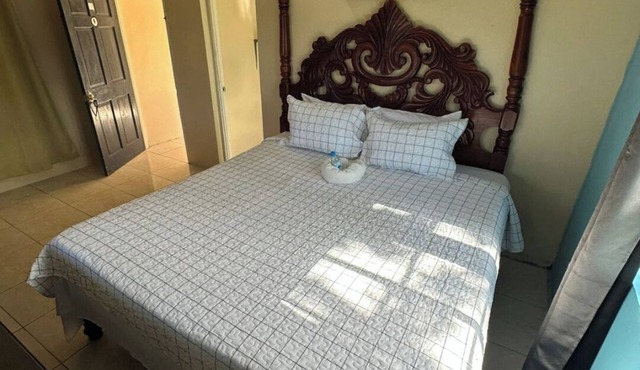 VIVIENNE'S Guest House #8 King size bed private balcony