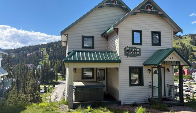 Walk/Ski to everything, close to village, room for the whole family plus hot tub