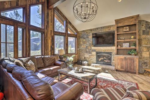 Walk to Lift: Luxe Villa w/Hot Tub in Copper Mtn