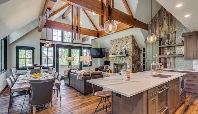 Walk to the slopes! Completely remodeled with 5-star finishes and private hot tub!