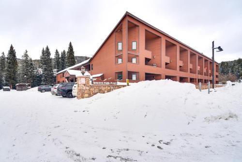 Walk to Winter Park Resort: Condo w/Hot Tub!