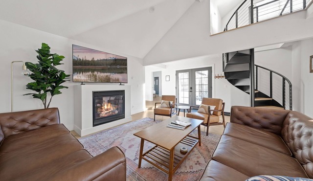 Walkable Downtown Spa Retreat