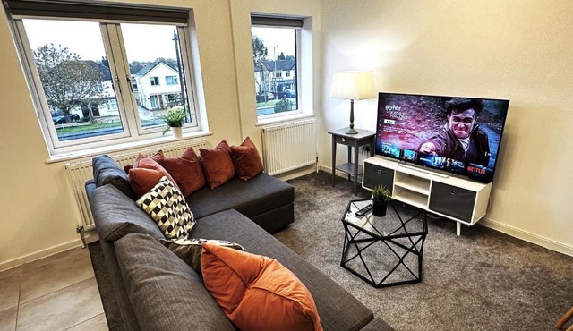 Walnut Flat, 2-Bedroom with Ensuite - Parking, Netflix, WIFI - Close to Oxford, Bicester & Blenheim Palace - F4