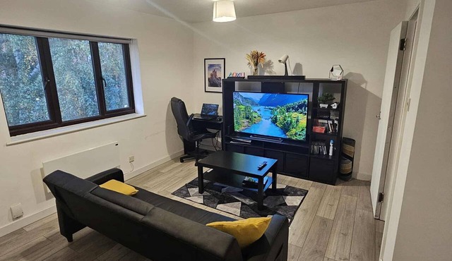 Warm & Cozy 1-Bed Flat w/Parking | Near Heathrow