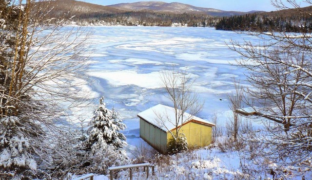 Waterfront Chalet 3b+1b Ski+Spa+Fireplace+Wifi near Mont-Tremblant !