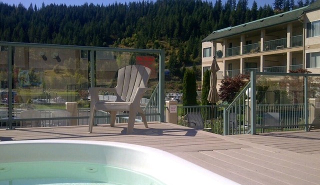 Waterfront Penthouse + private dock, pool & hot tub DistrictLic.8302011-BL00200