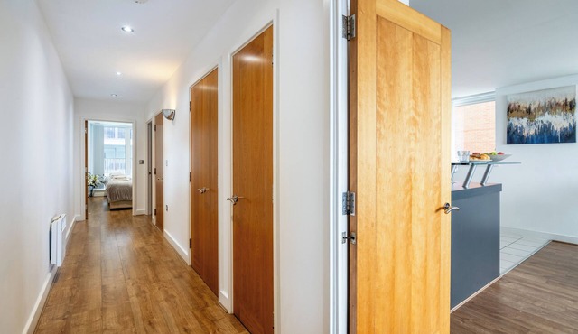 WATERFRONT SERENITY- Modern 2-Bedroom Apartment Near Excel London.