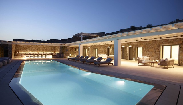 Wave10 Spacious,Luxurious,Contemporary, Swimming pools,Gym,Spa,Jacuzzi.Sea View