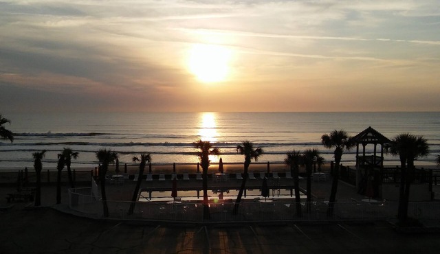 Welcome to The Sea Dip Beach Resort located in Daytona Beach! Beach Access Open!