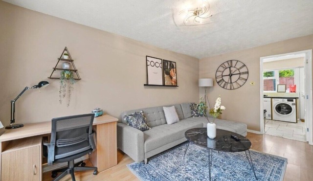 Welcoming 3 Bed house Sleeps 6, with Parking