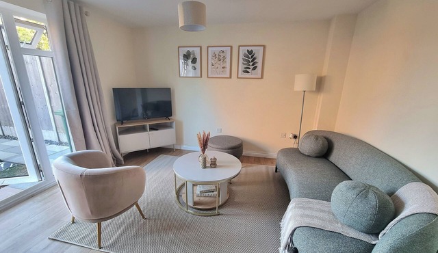 Welcoming 4-bedroom townhome with WiFi and parking in charming Rugby