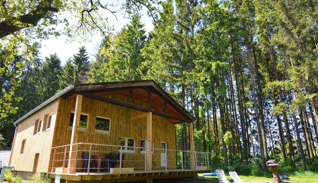 Welcoming Cottage in Hatrival with Terrace, Garden and BBQ