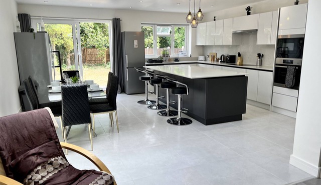 Wembley Stadium 5* Brand New House sleeps 14