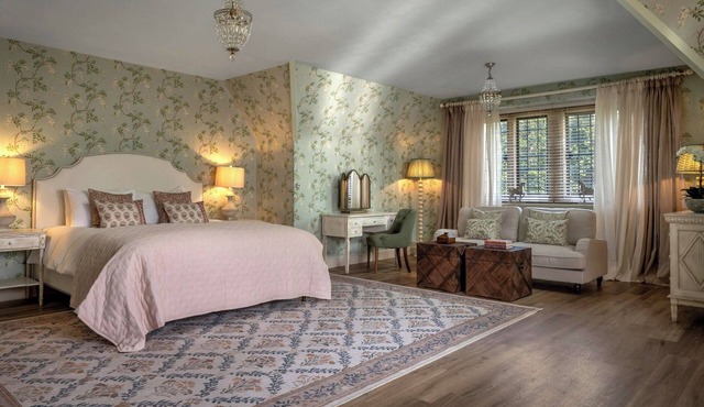 WHISTLER ROOMS, pet friendly, luxury holiday cottage in Oundle
