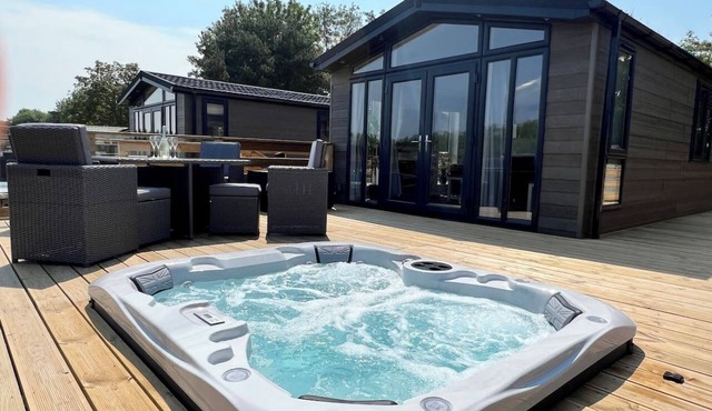 Willow's Dog Friendly Lodge With Hot Tub