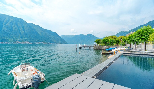 Wonderful apartment right on Lake Como’s shoreline with a pool! Apartment Andrea