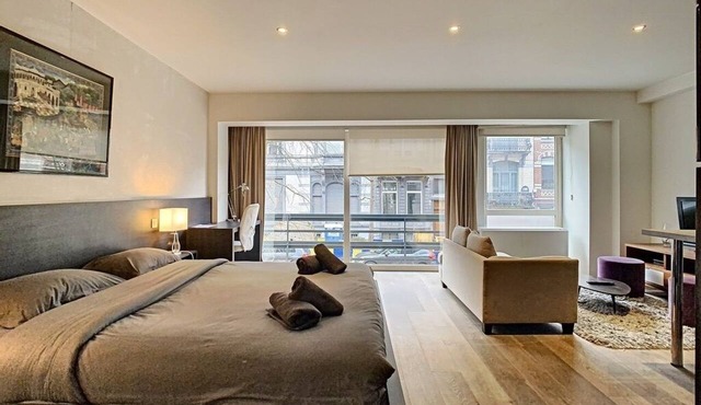 Wonderful "corporate" new flat