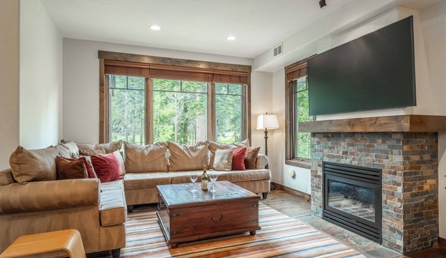 Woodwinds Townhouse with Hot Tub