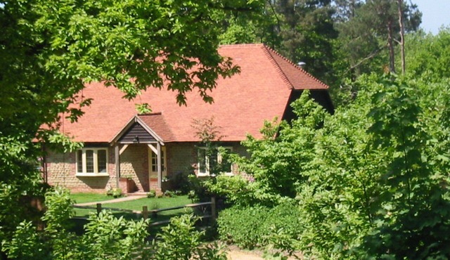 Yaffle Cottage. Home comfort in an idyllic woodland location