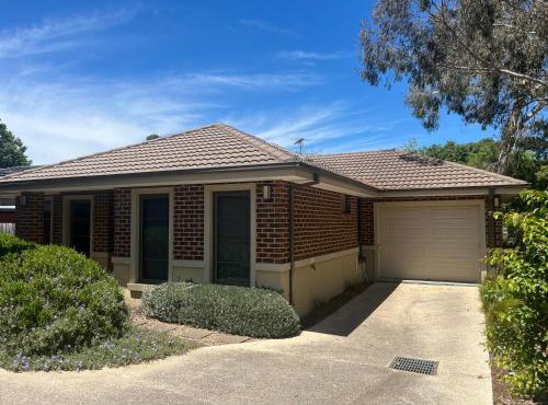 Your Leafy Ivanhoe Retreat