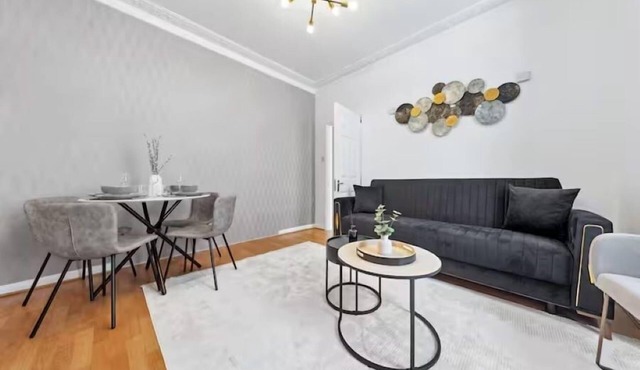 Your Perfect Luton Escape+Sleeps 8+Stylish Living