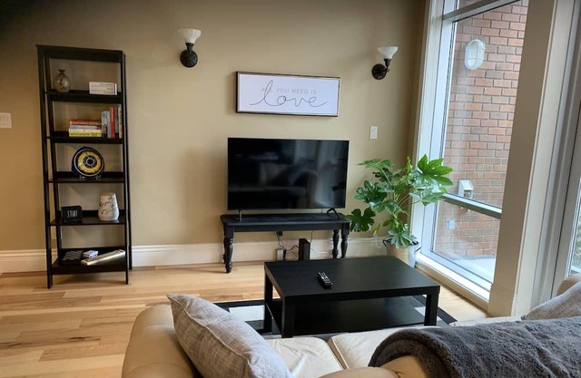 #125 Quadra - 1 Bedroom Condo in Downtown Heritage Building sleeps 2