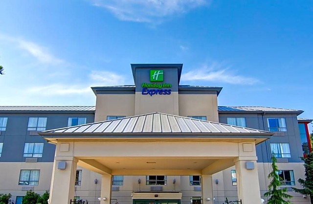 2-Star Hotel ∙ Holiday Inn Express Kamloops, an IHG Hotel