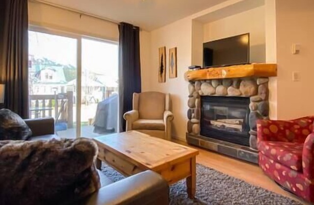 2 Story Townhouse/Main Floor Deck/Loft