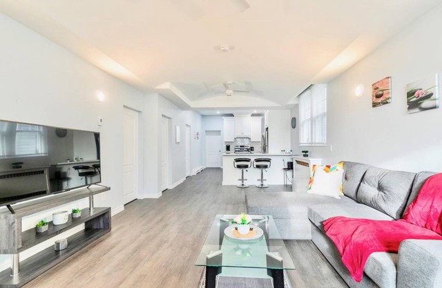 Bright and Modern 2BR Apartment with Netflix!