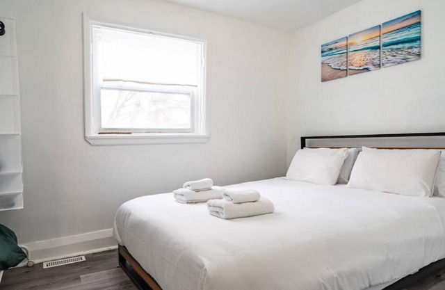 Bright Apartment in The Beaches