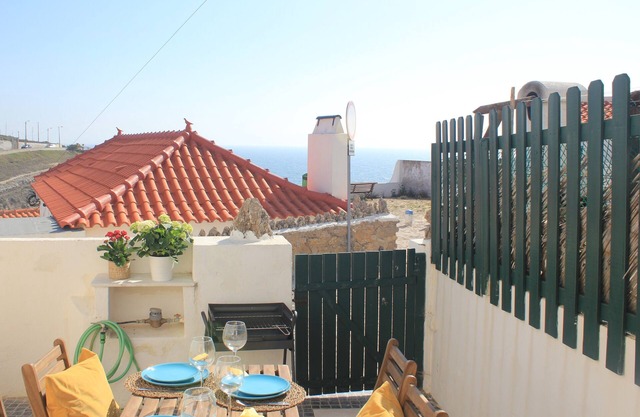 Cozy Azenhas Mar Cottage 