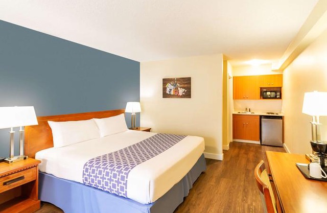 Econo Lodge Inn & Suites University