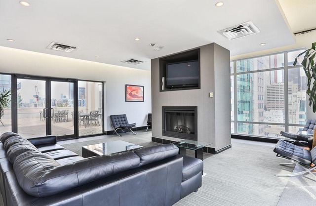 Heart of downtown Toronto, furnished 2 BR Premium Deluxe Suite