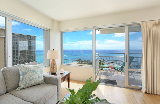 Panoramic Ocean Views Remodel - FREE Parking/Wi-Fi, AC, Washlet, Sleeps 6